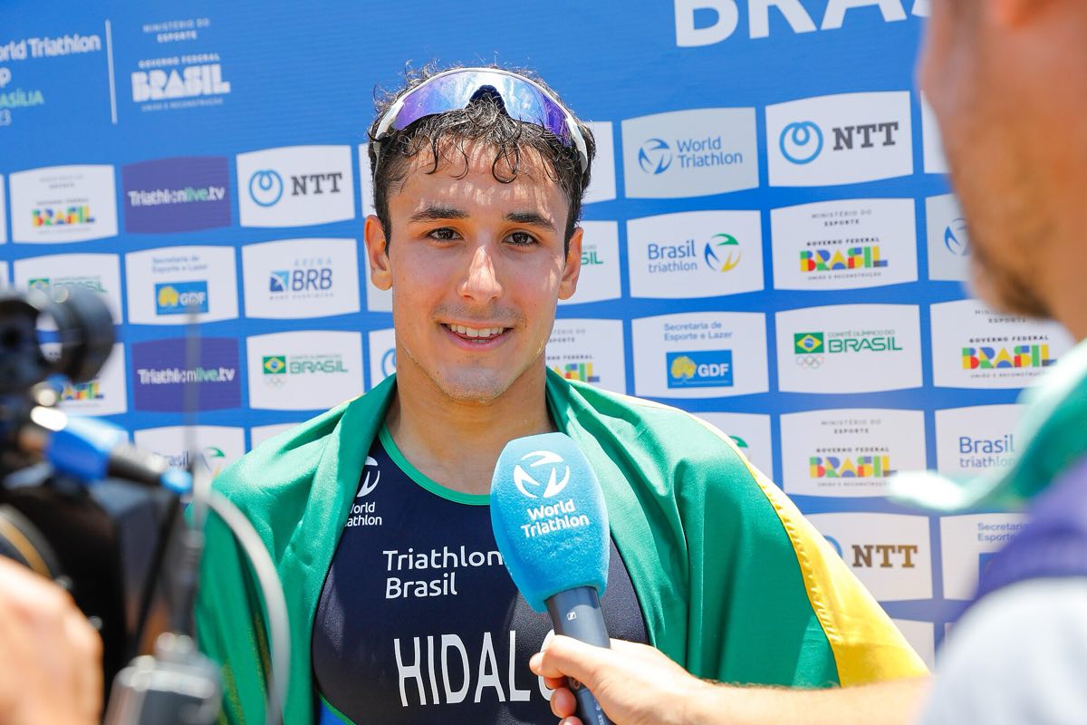 Entrenamiento de triatlón amateur en la costa