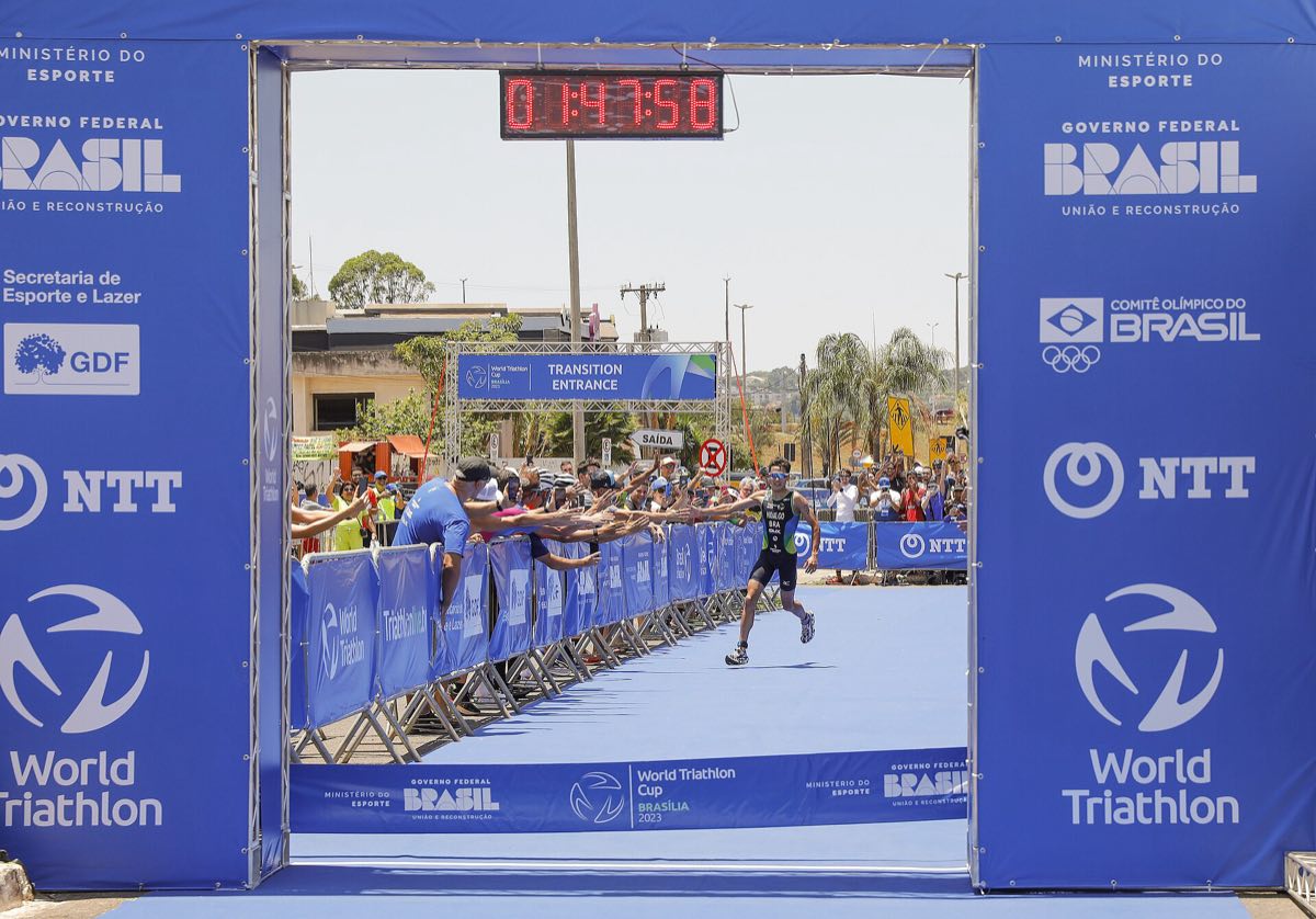 Sesión de nado en pileta para triatlón amateur